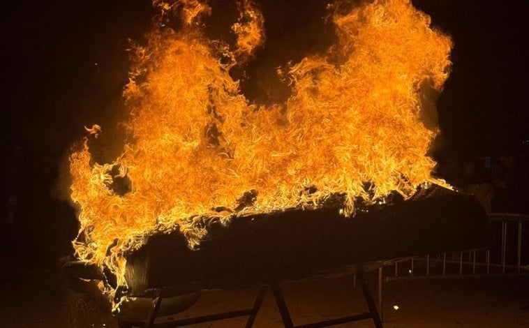 Imagen principal - El Choco arde en la despedida del Carnaval Colombino pese a la lluvia