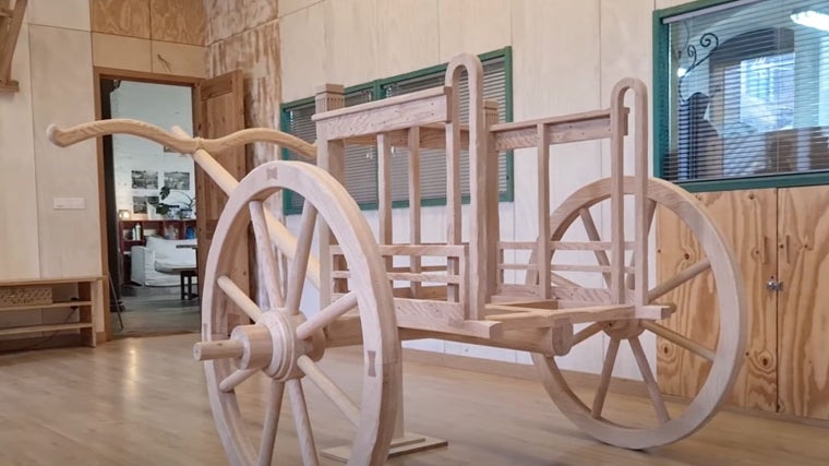 Base de madera del carro sobre la que se han implementado todos los detalles y piezas de metal