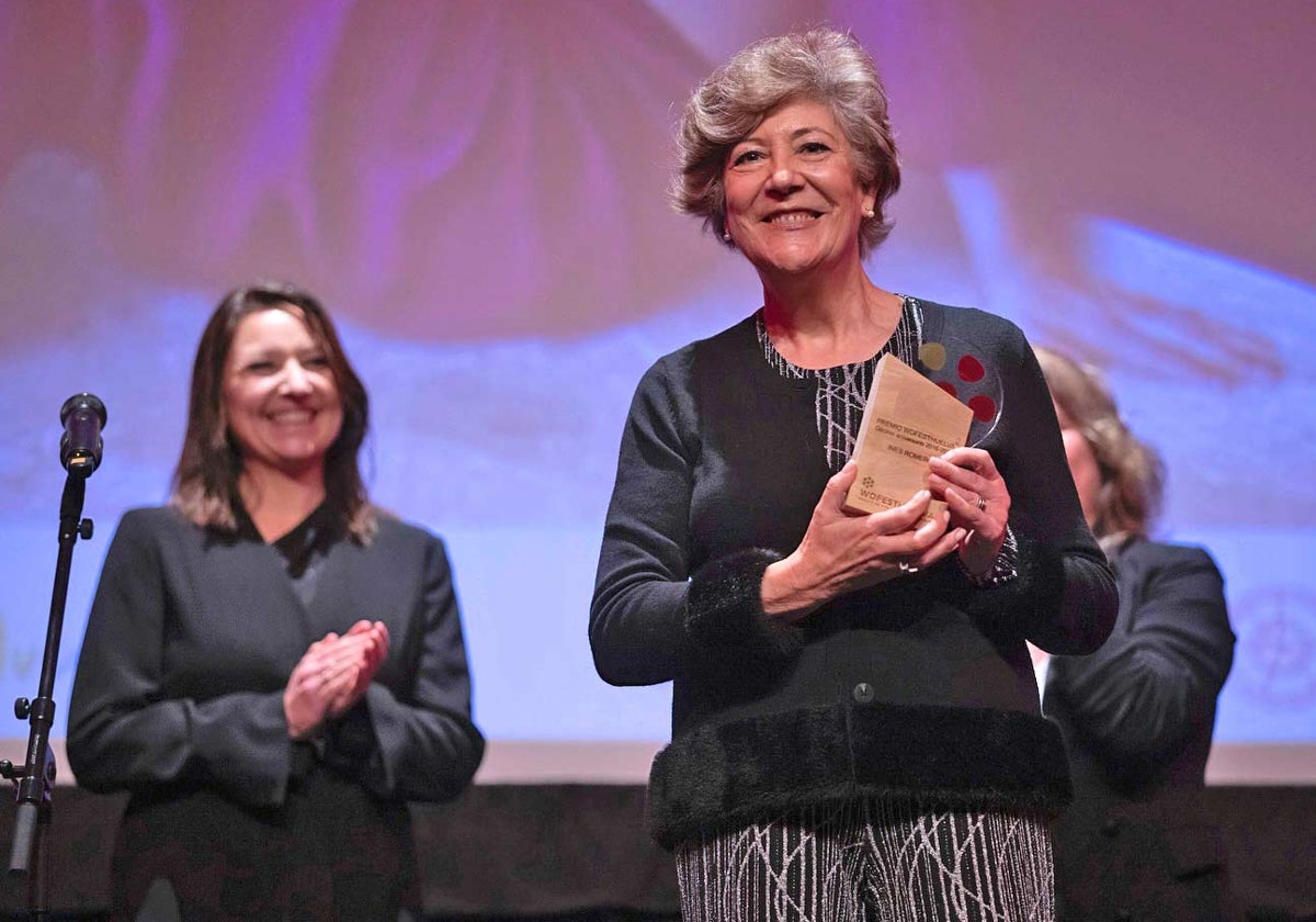 Inés Romero recoge el premio que le concedió el festival