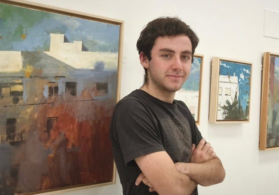 David de Bayón, con los cuadros de su primera exposición individual, 'Periferia'