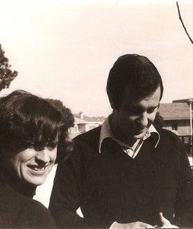 Imagen secundaria 2 - 10. Recepción de un trofeo junto al doctor Estefanía, a su derecha, y Paco Fernández Cárdenas, judoca y también gran jugador de ajedrez onubense / Sus bisabuelos, abuelos, padres y tías aún niñas en una foto de la Punta Umbría que permanece solo en el recuerdo / Con Yayo, su mujer, su apoyo y su gran amor
