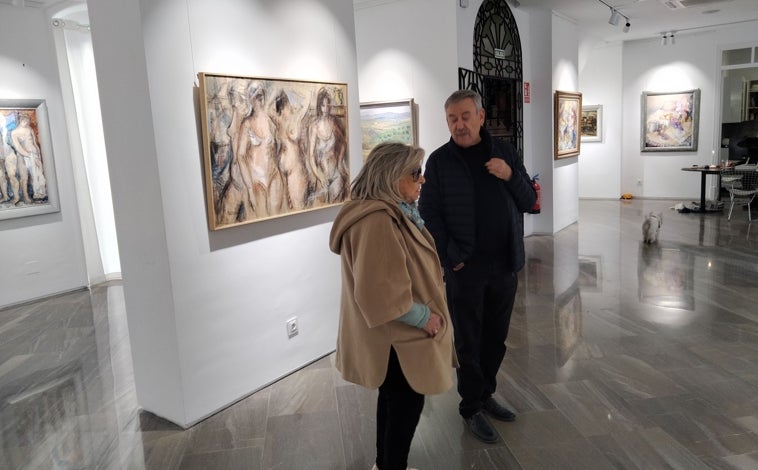 Imagen principal - En la inauguración en la galería John Holland conversando con Santana / Con el cineasta Manolo Summers en La Rábida / En su estudio de Madrid