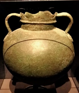 Imagen secundaria 2 - A la entrada de la exposición se muestra la imagen del conocido anillo de la tumba número 5 con el grifo de alas extendidas / El inolvidable arqueólogo onubense / Vasija en forma de olla que lleva a una idea simplista sobre el topónimo La Joya