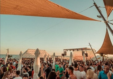 El chiringuito de Huelva que tiene actuaciones musicales en directo durante todo el verano: esta es su programación