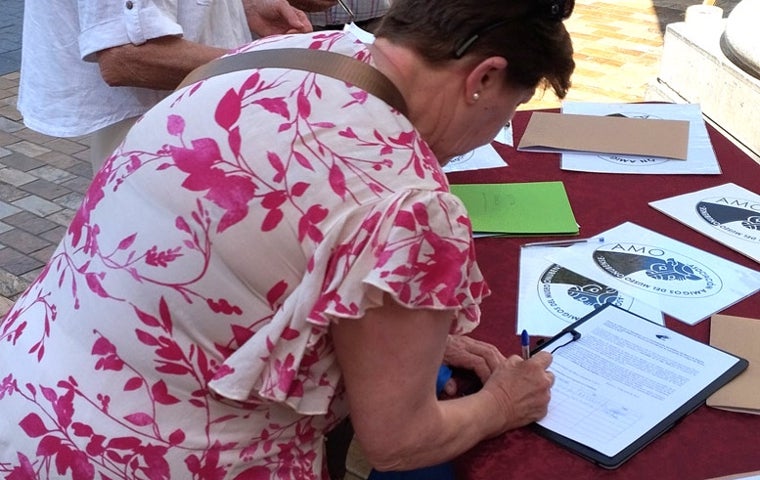 Recogida de firmas por parte de la asociación Amigos del Museo Onubense