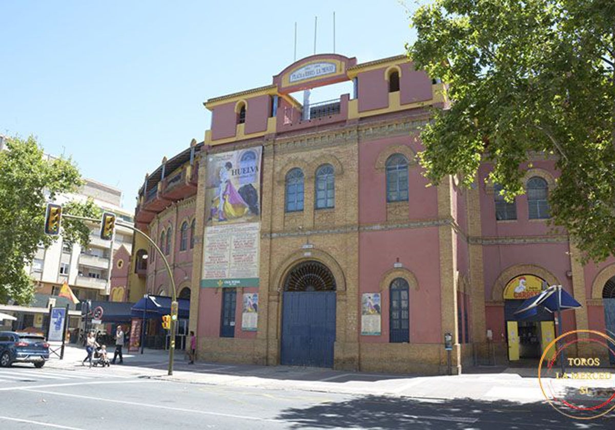 Lona desplegada en la fachada exterior de la plaza