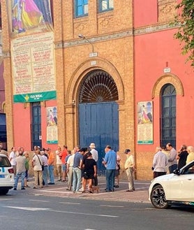 Imagen secundaria 2 - Toros en Colombinas: Largas colas en el primer día de venta de entradas sueltas en la plaza de La Merced