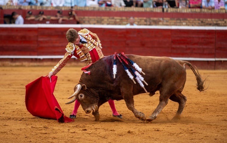 Borja Jiménez con la muleta
