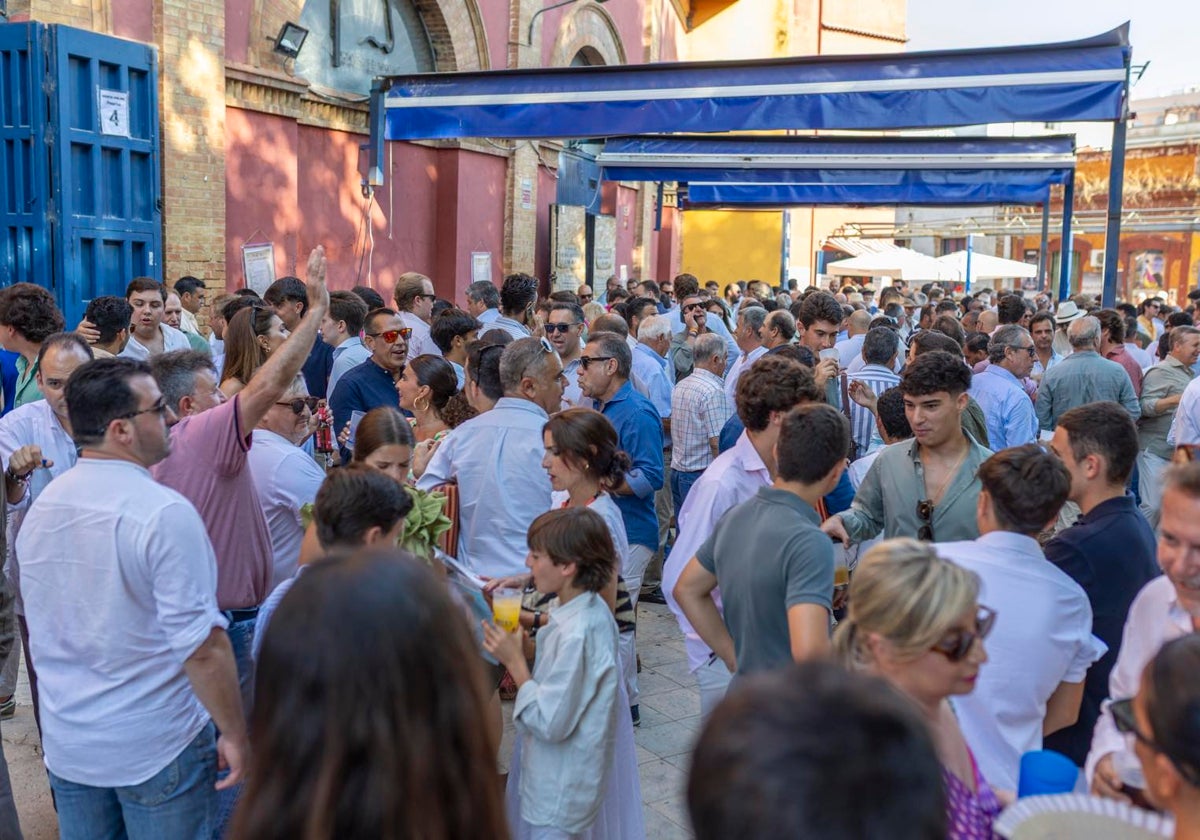 Corrillos junto a la Puerta Grande de La Merced