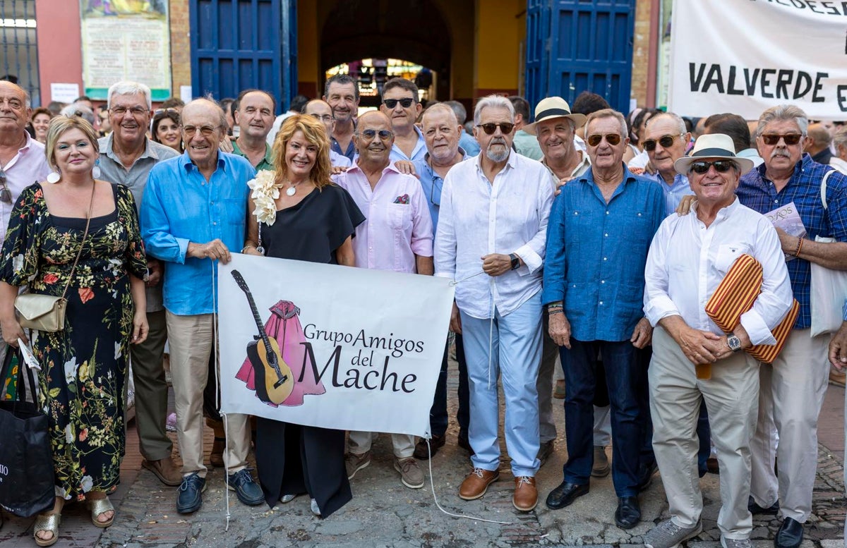 La alcaldesa de Huelva, Pilar Miranda, y el exalcalde Pedro Rodríguez, con los Amigos del Mache