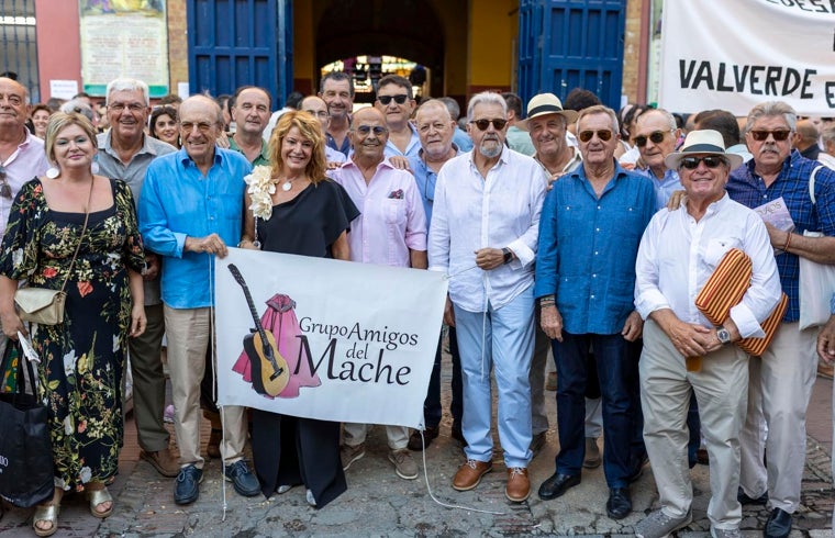 La alcaldesa de Huelva, Pilar Miranda, y el exalcalde Pedro Rodríguez, con los Amigos del Mache