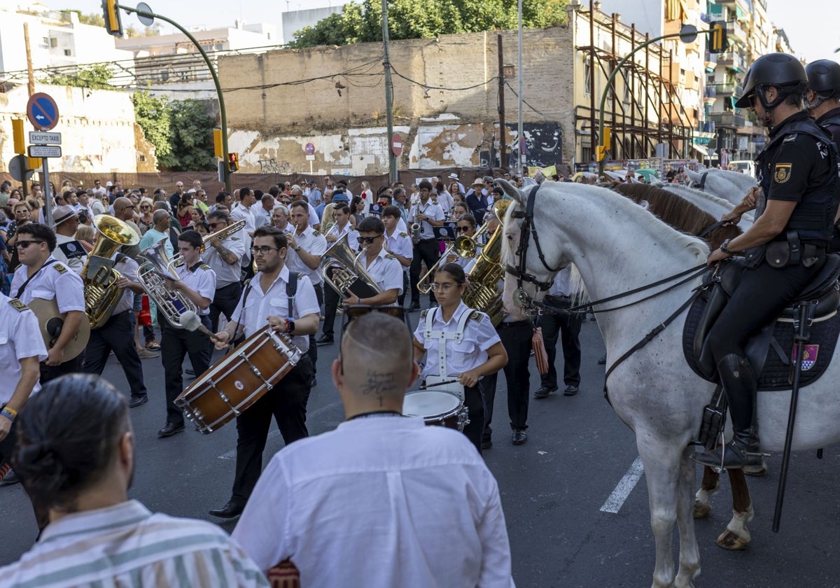 Ambiente en el exterior de La Merced este domingo de Colombinas