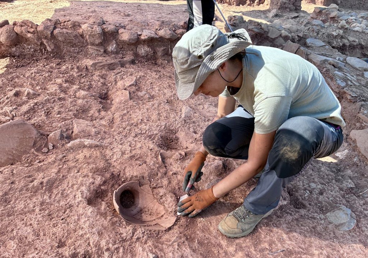 Clara Toscano, junto a una de las ánforas encastradas encontradas en Tejada la Vieja