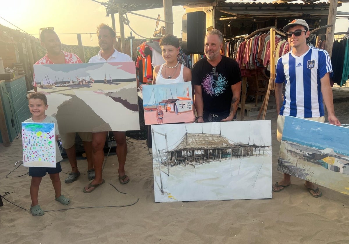 Los artistas premiados en el certamen y sus obras