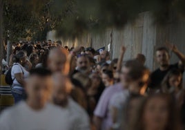 Locura para el concierto de Manuel Carrasco en Isla Cristina: «Los primeros de la cola llevan aquí dos días»