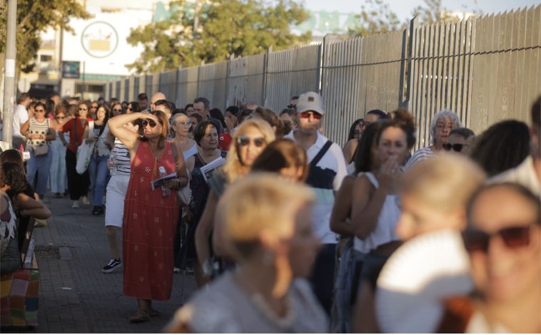 Imagen principal - Miles de personas aguardando el momento de entrar en el concierto de Manuel Carrasco