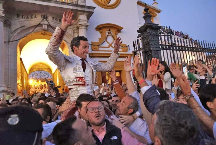 David de Miranda es sacado a hombros de La Maestranza el pasado mes de mayo