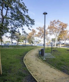 Imagen secundaria 2 - Trabajos de limpieza arqueológica general y excavación Tumba 44 (ET 25). Tapado y cubrición general con geotextil de todas las evidencias de manera previa a los aportes y rellenos de tierras de las obras definitivas de urbanización / Diferentes perspectivas de la plaza de las Amapolas
