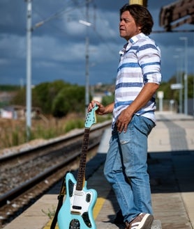 Imagen secundaria 2 - César López Perea: «Mira que me gusta tocar la guitarra, pero las mejores sensaciones a nivel emocional son cantando»