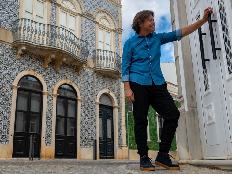 Imagen principal - César López Perea: «Mira que me gusta tocar la guitarra, pero las mejores sensaciones a nivel emocional son cantando»