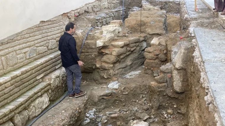 El arqueólogo Jesús de Haro, en los restos prealmohades bajo la iglesia de San Pedro