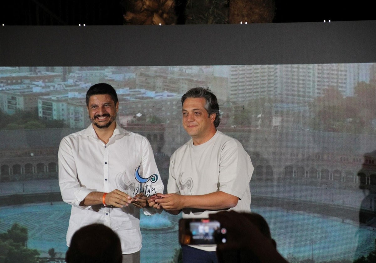 El productor y director de la cinta ganadora con el premio al Mejor Largometraje