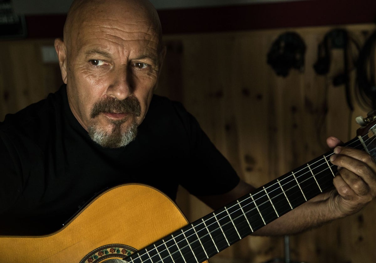 Javier Ruibal, con su guitarra