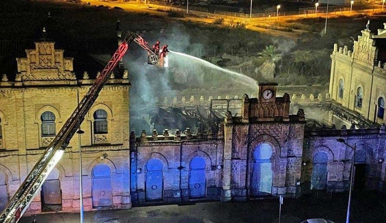Los bomberos apagan el incendio de la estación de 2022