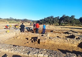 Excavaciones en Aroche: Estudian en el yacimiento de Arucci Turobriga los restos del edificio donde las élites romanas cultivaban «cuerpo y mente»
