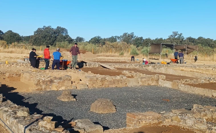 Imagen principal - Excavaciones en la zona del campo de Marte de la ciudad romana, más allá de sus murallas