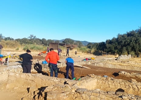 Imagen secundaria 1 - Excavaciones en la zona del campo de Marte de la ciudad romana, más allá de sus murallas
