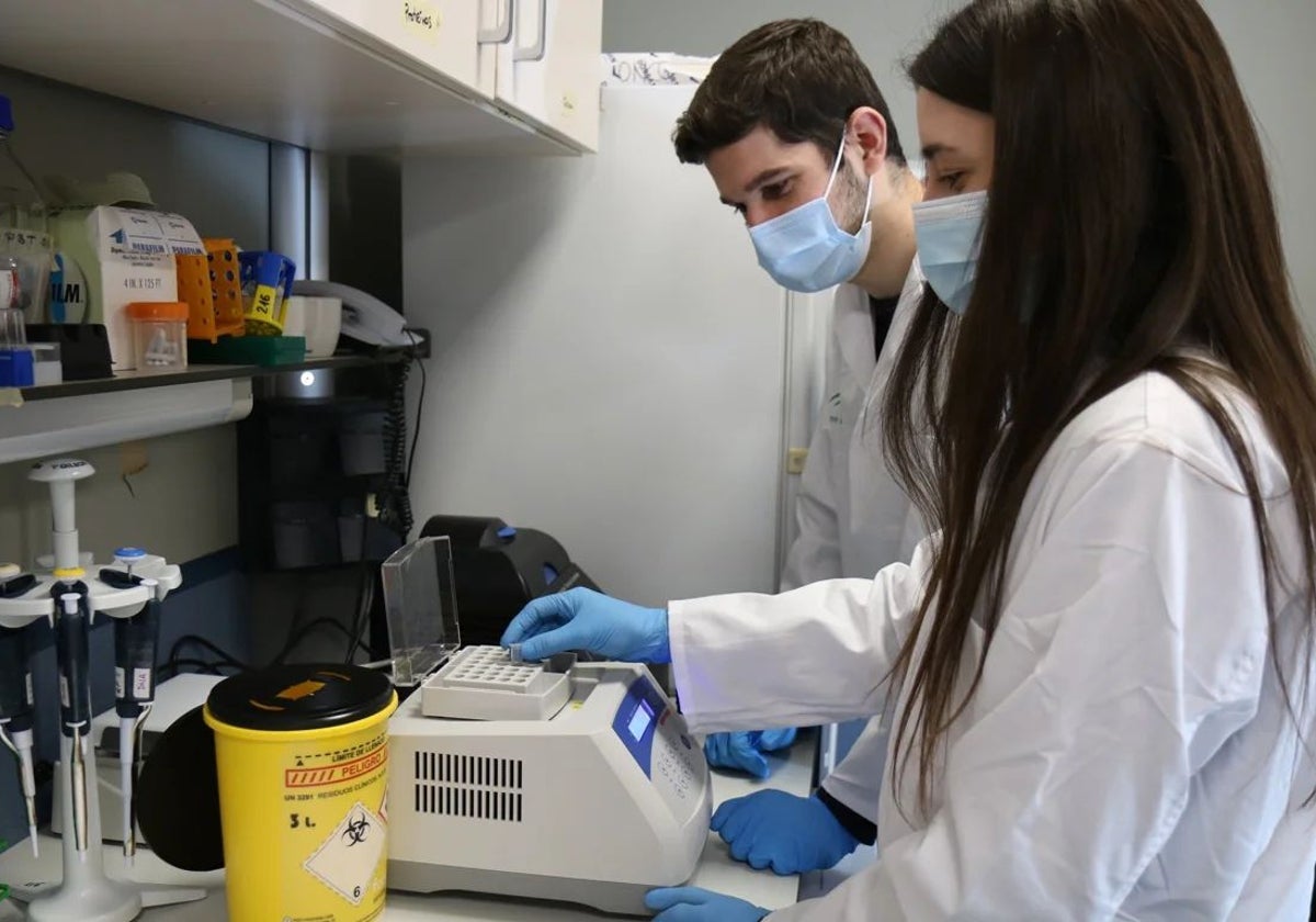 Foto de archivo de jóvenes investigadores
