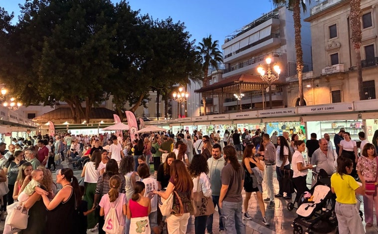 Imagen principal - En marcha la Feria de Libro de Huelva, la Navidad del otoño