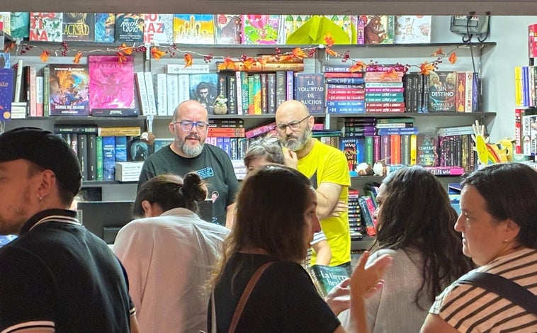 Imagen principal - Nieves Herrero, en la Feria del Libro de Huelva: «No hay nadie que haya superado a Hermida»