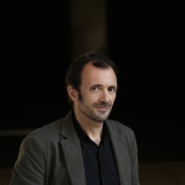 El escritor y periodista Isaac Rosa participa este miércoles en la Feria del Libro de Huelva