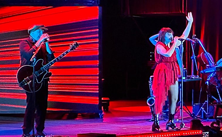 Imagen principal - Amaral comparte en Huelva la energía que alimenta las utopías