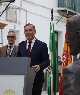 Imagen secundaria 2 - Juan Ramón Jiménez y Platero vuelven a las calles de Moguer gracias a un conjunto escultórico