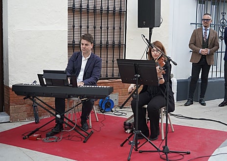 Imagen secundaria 1 - Juan Ramón Jiménez y Platero vuelven a las calles de Moguer gracias a un conjunto escultórico