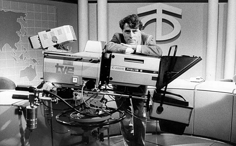 Imagen principal - Hermida en el plató de TVE, con las llamadas 'Chicas Hermida' y un artículo escrito por él en el Diario Odiel