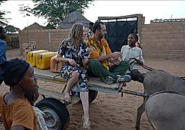 Rocío Márquez y Marcos Gualda, en un carro con un niño senegalés
