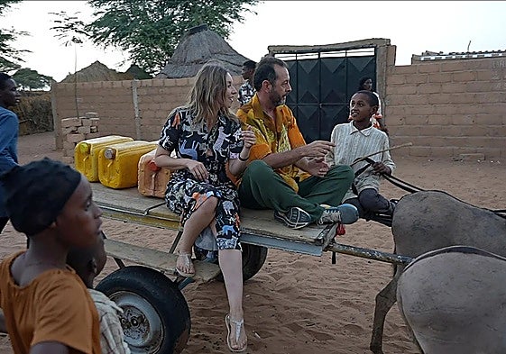 Rocío Márquez y Marcos Gualda, en un carro con un niño senegalés
