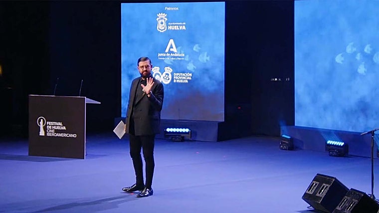 Manu Sánchez sobre el escenario de la Casa Colón