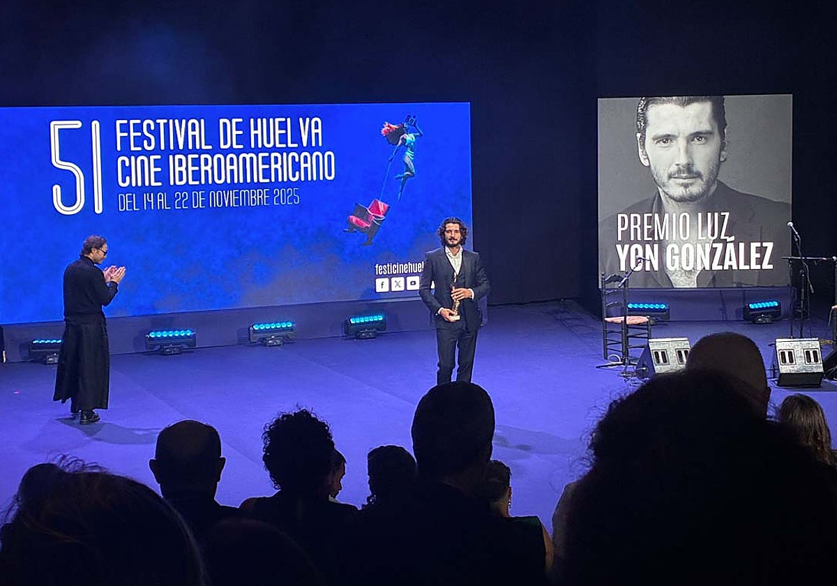 Yon González recoge el Premio Luz