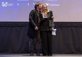 Antonio de la Torre y Pilar Castro, celebrando el premio de ella