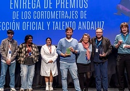 Los premiados, con sus galardones de la Sección Oficial de Cortometrajes