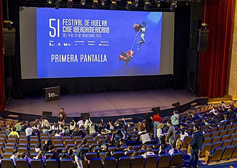 Imagen secundaria 1 - El público más joven del Festival ya disfruta del cine en la Casa Colón y el Gran Teatro