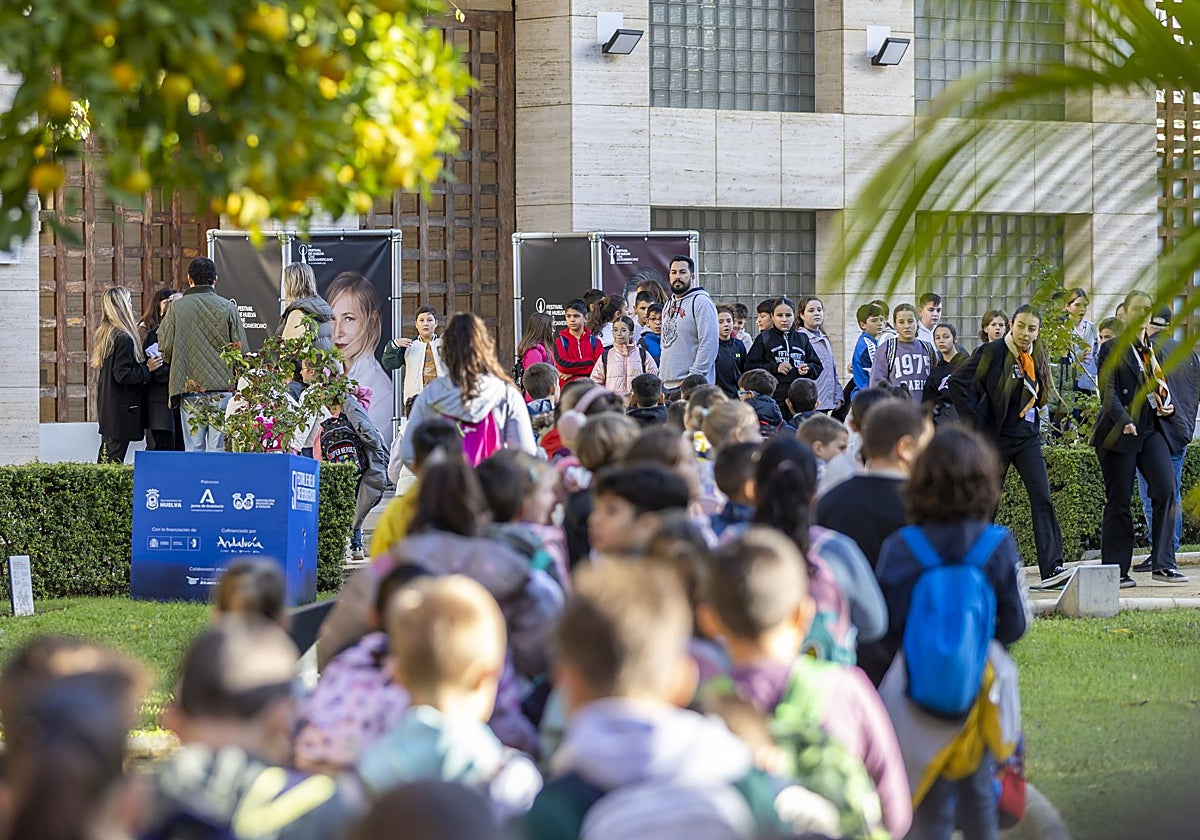 Cola de niños para acceder al cine y ver películas del festival