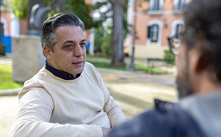 Imagen principal - Paco Ortiz, durante la entrevista