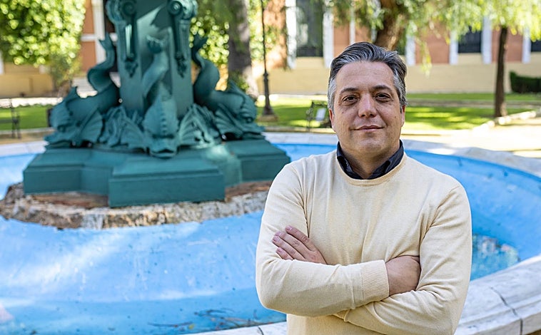 Imagen principal - Paco Ortiz, director de &#039;Antonio, El Bailarín de España&#039;: «Él sería el Rosalía de este tiempo»