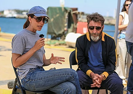 Imagen secundaria 1 - Dos momentos del equipo de rodaje en Huelva